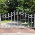 Plateau Top Driveway Gate With Oval Border & Spears