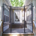 Scoop Top Courtyard Gate With Dog Pickets